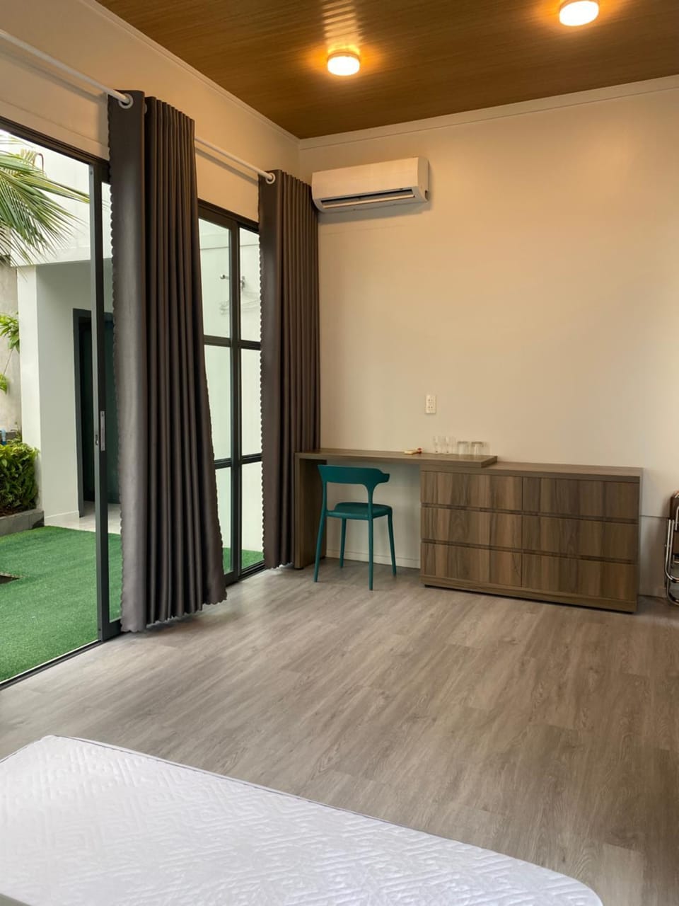 Bed, Photo of the whole room, Seating area, Bedroom, air conditioner