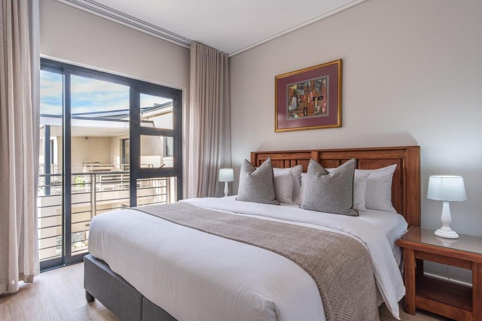 Oceanfront Escape with mountain views Apartment in Hermanus