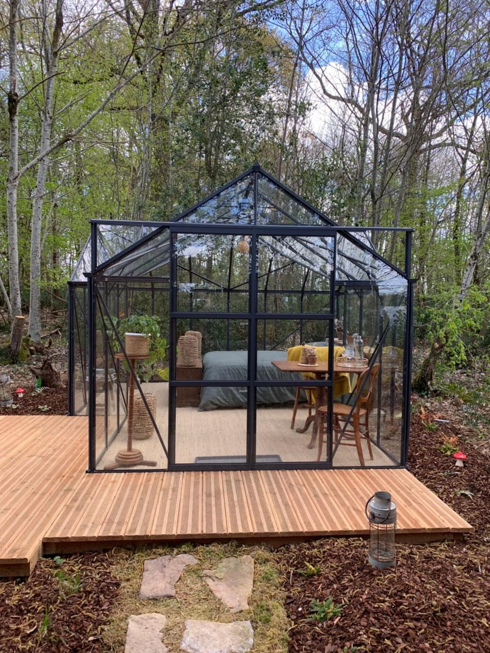 Photo of the whole room, Garden view
