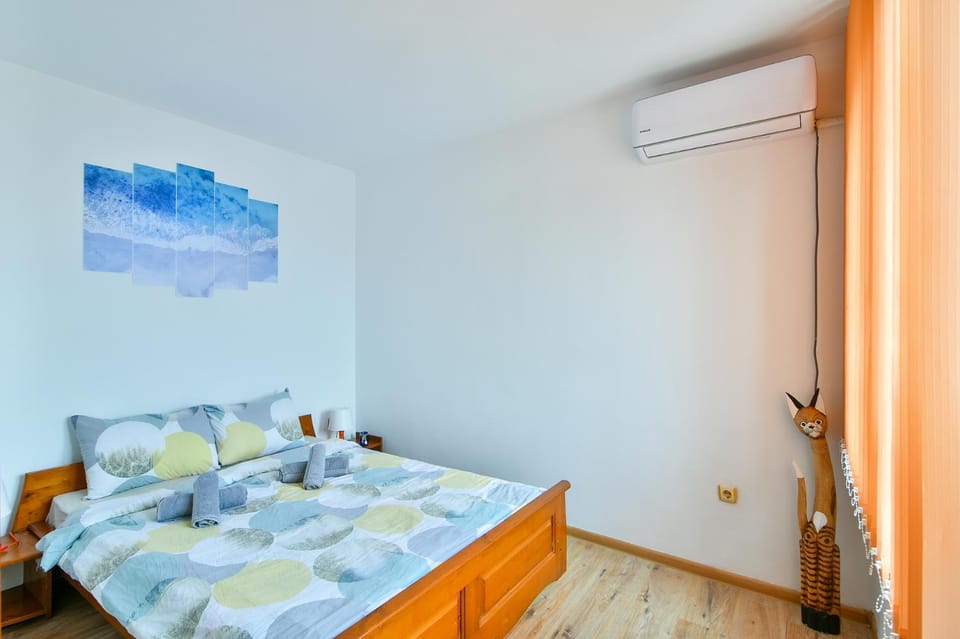 Bed, Photo of the whole room, Bedroom, towels, air conditioner
