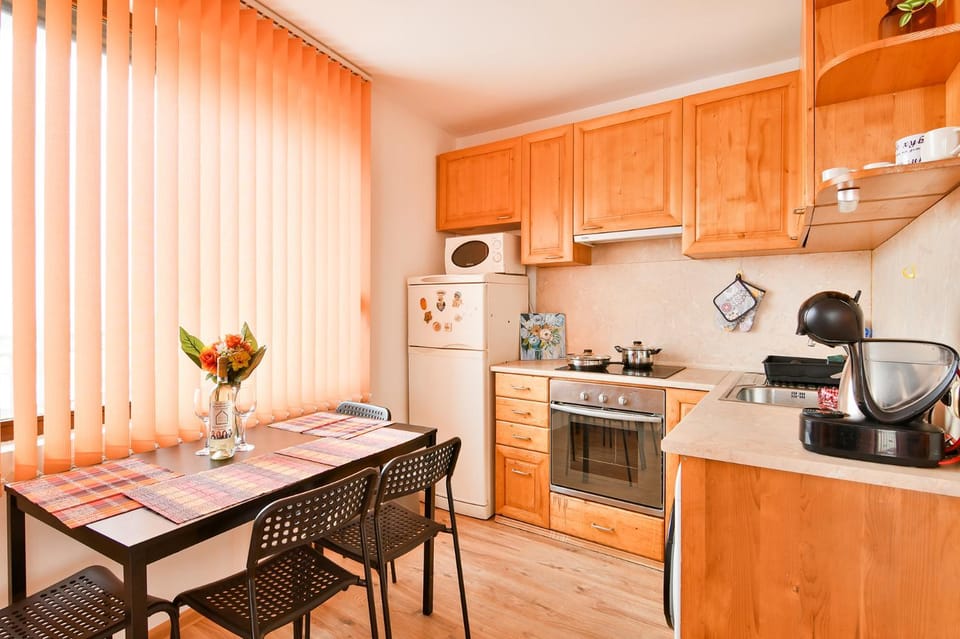 Kitchen or kitchenette, Dining area, oven, stove