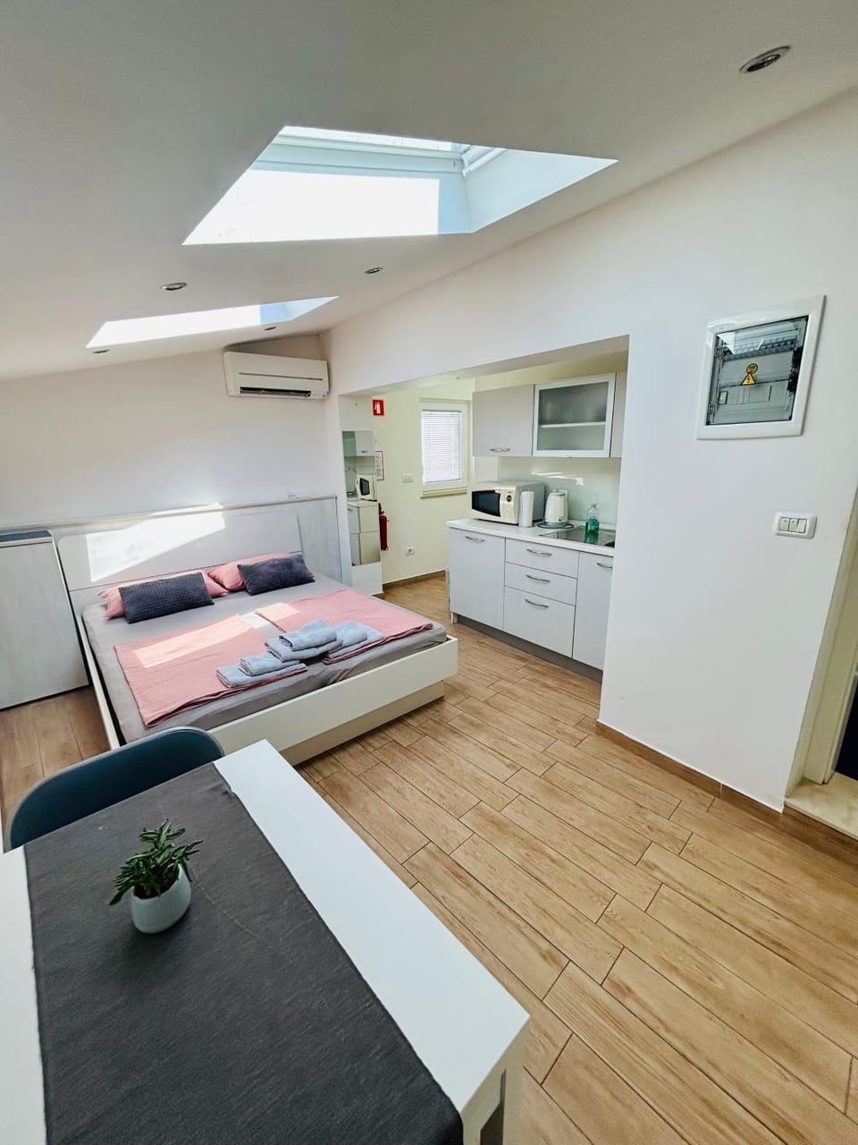 Bed, Photo of the whole room, oven, pet friendly, air conditioner