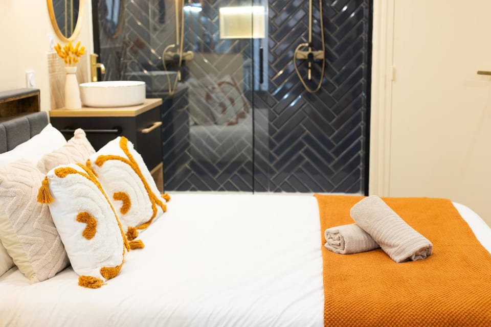 Bed, Bedroom, towels