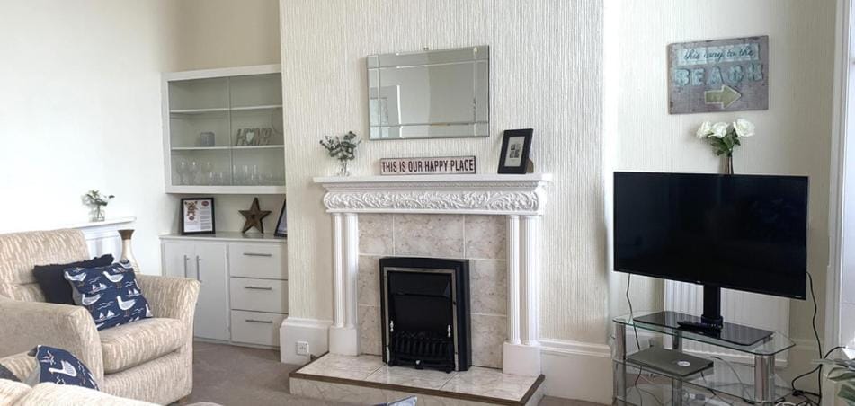 Communal lounge/ TV room, TV and multimedia, Living room, Seating area, Evening entertainment