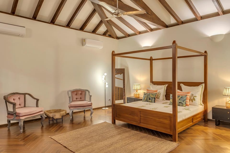 Bed, Photo of the whole room, Seating area, Bedroom, air conditioner