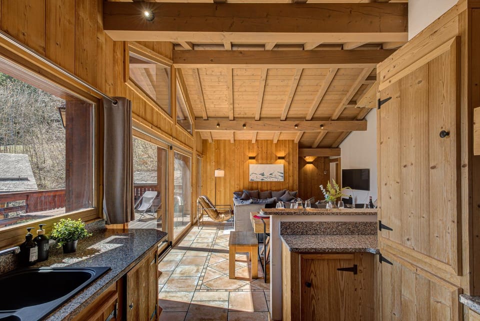 Kitchen or kitchenette, Dining area, dishwasher, stove