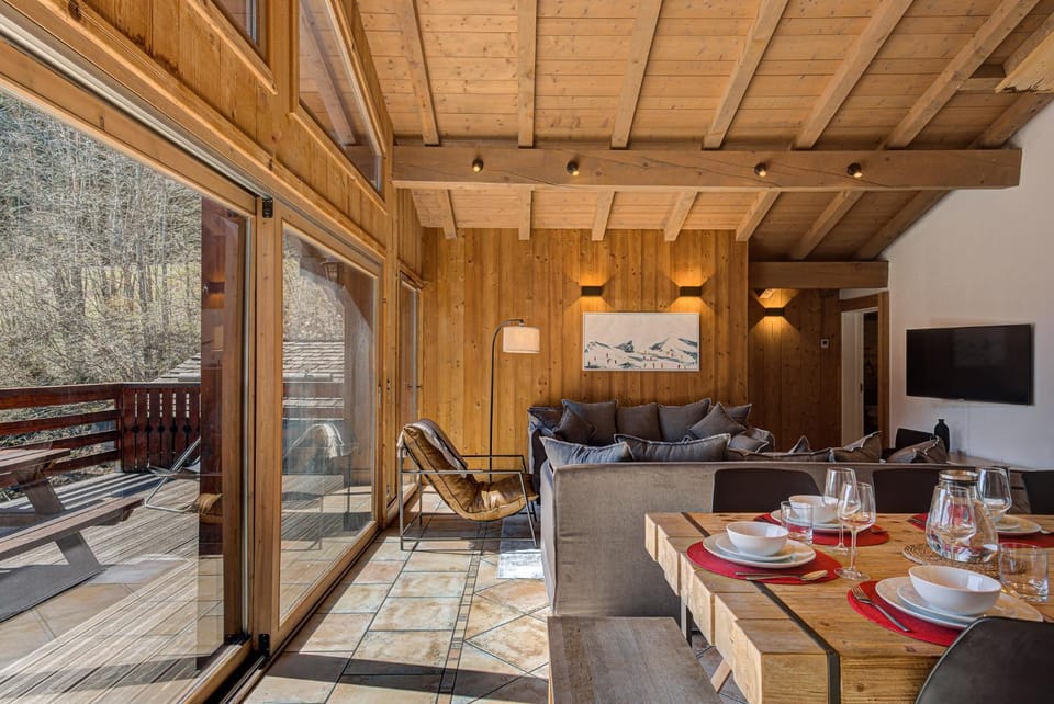 Communal lounge/ TV room, TV and multimedia, Living room, Seating area, Dining area, Evening entertainment