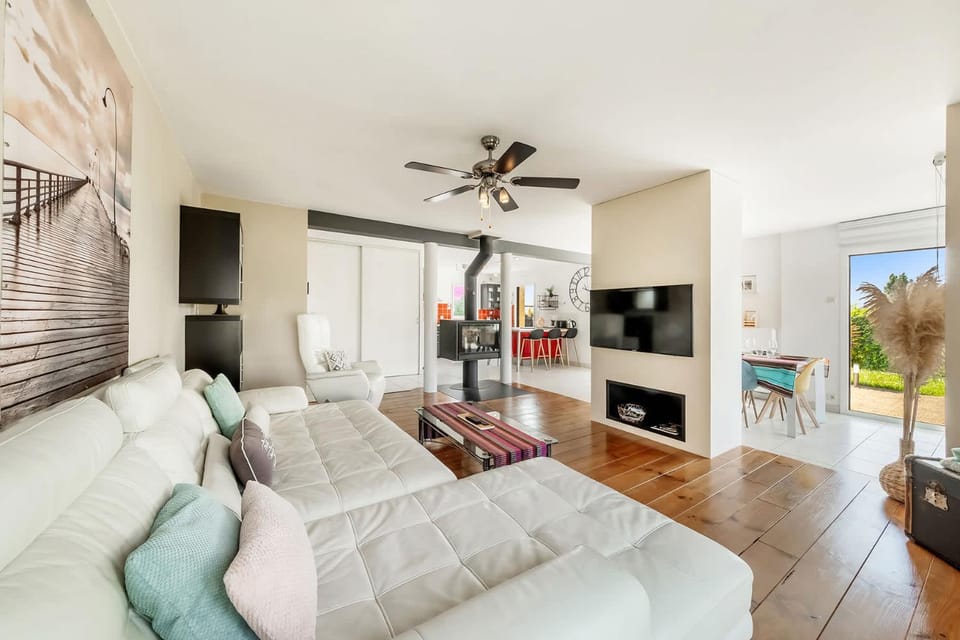 Communal lounge/ TV room, TV and multimedia, Living room, Seating area, fireplace