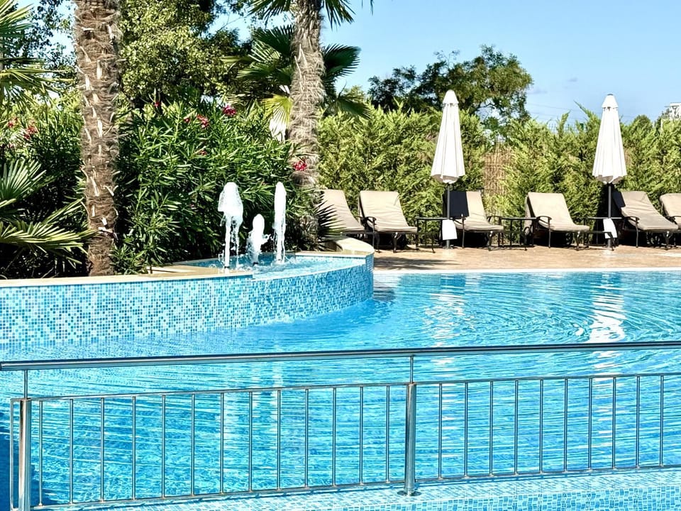 Swimming pool, sunbed
