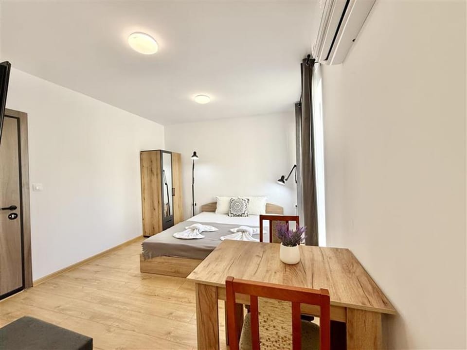 Bed, Photo of the whole room, wardrobe