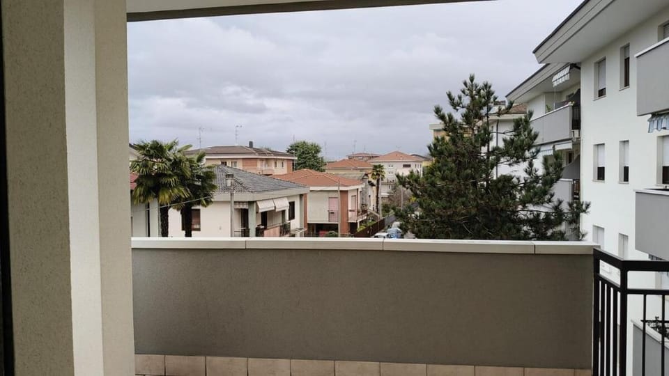 Moderno, Luminoso e Doppi Balconi Apartment in Lombardy