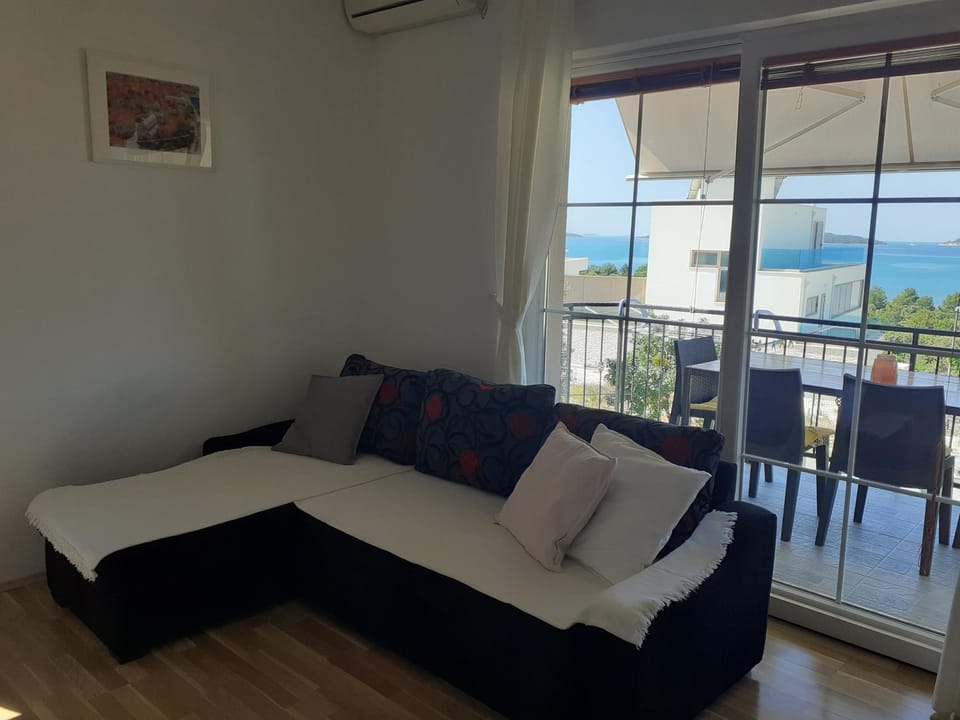 Seating area, Sea view, air conditioner