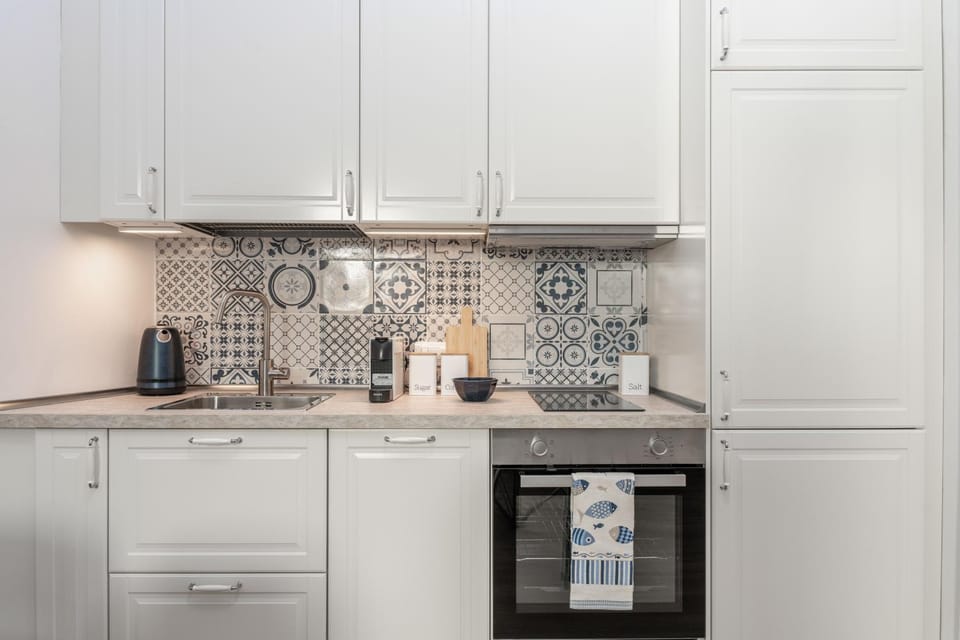 Coffee/tea facilities, Kitchen or kitchenette, dishwasher, stove