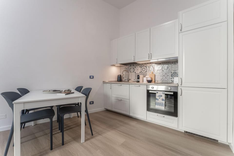 Kitchen or kitchenette, Dining area, oven, stove