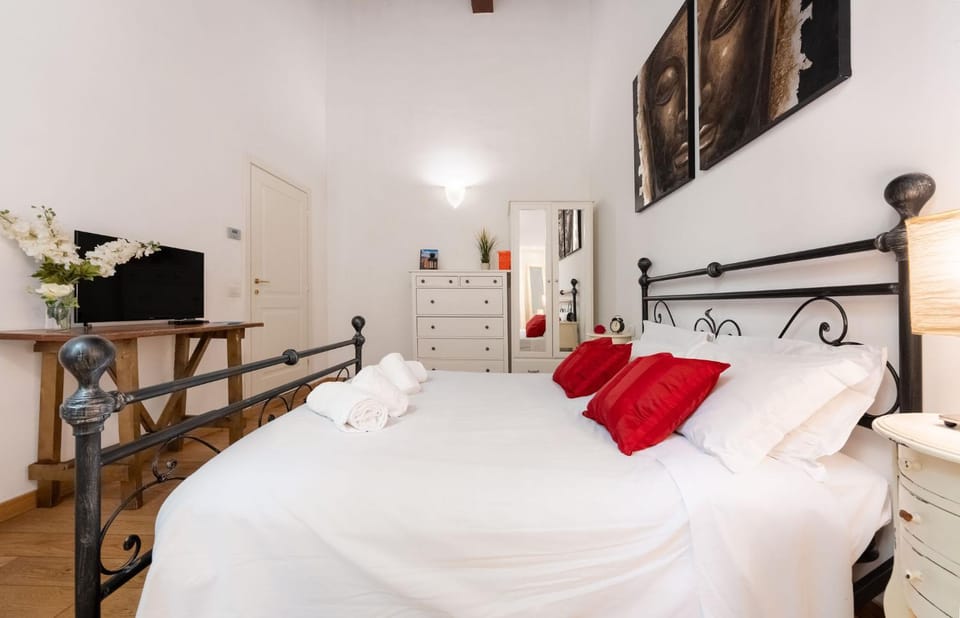 Bed, TV and multimedia, Photo of the whole room, Bedroom