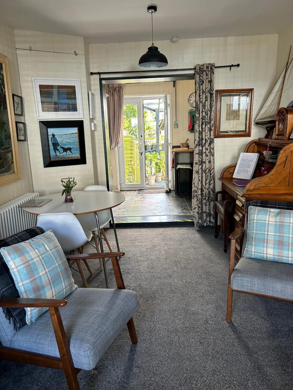Photo of the whole room, Seating area