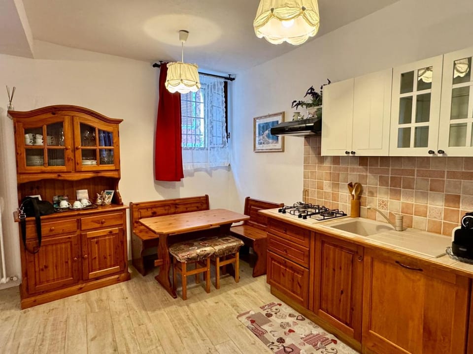Kitchen or kitchenette, Dining area, stove