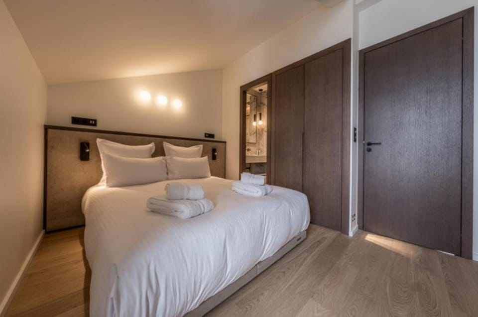 Bed, Photo of the whole room, Bedroom, towels, wardrobe