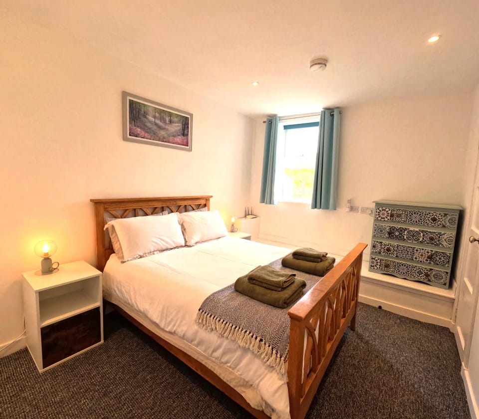 Photo of the whole room, Bedroom, towels
