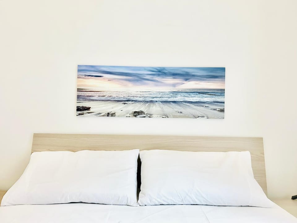 Bed, Photo of the whole room, Decorative detail, Bedroom