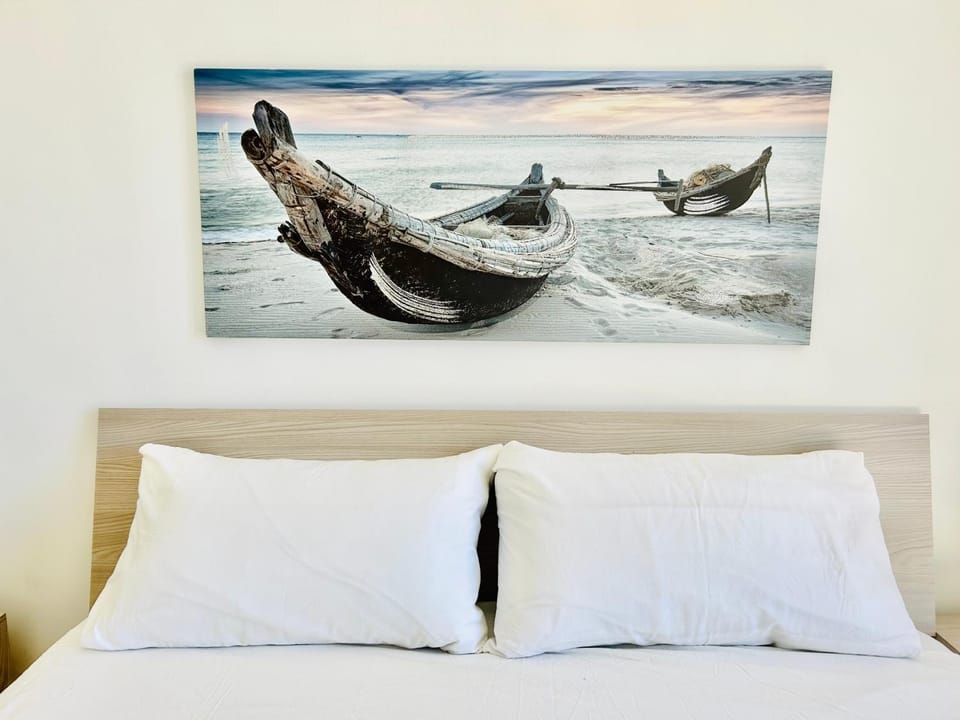 Bed, Photo of the whole room, Decorative detail, Bedroom