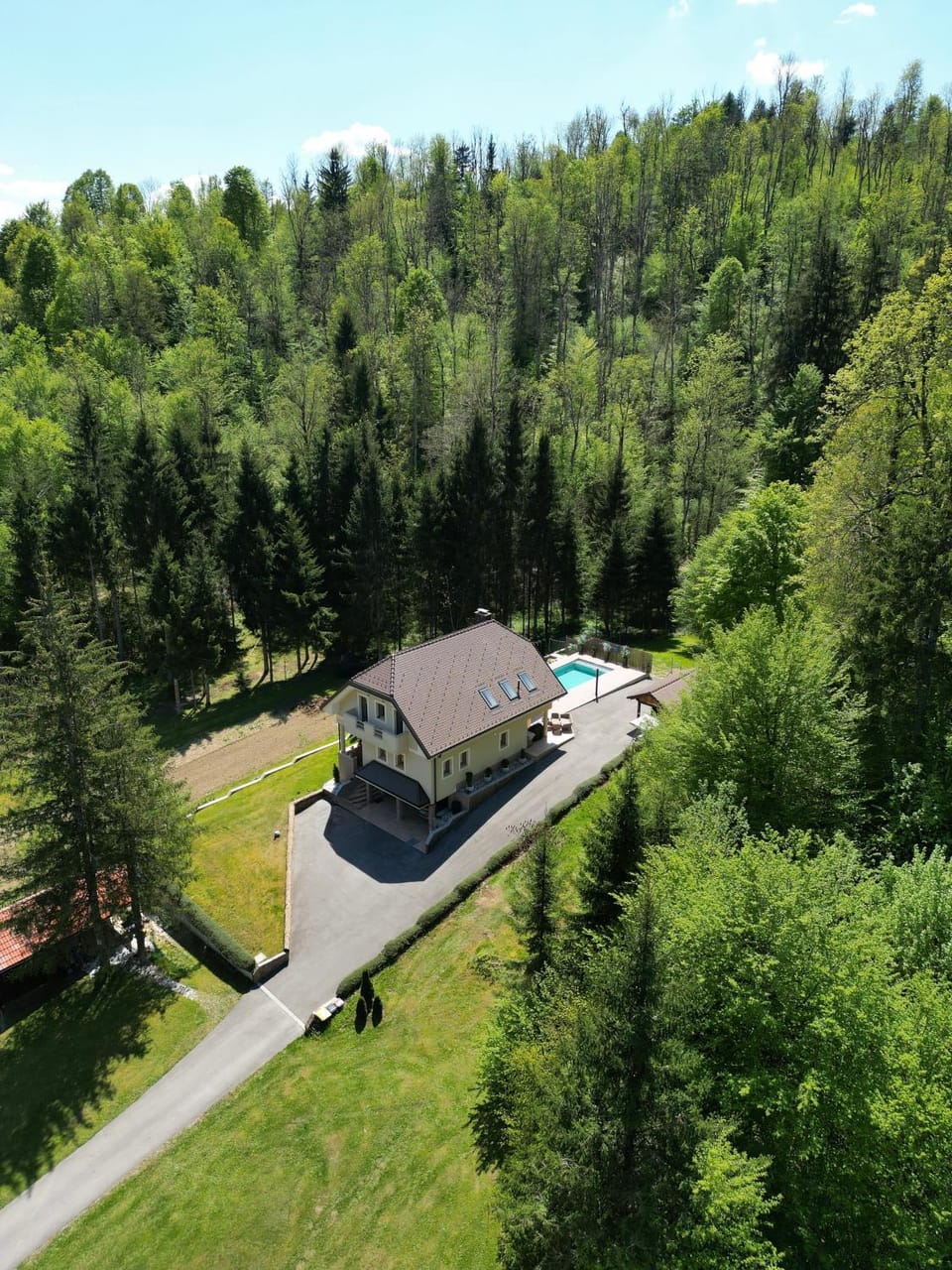 Property building, Spring, Day, Natural landscape, Bird's eye view, Mountain view, Pool view, Swimming pool