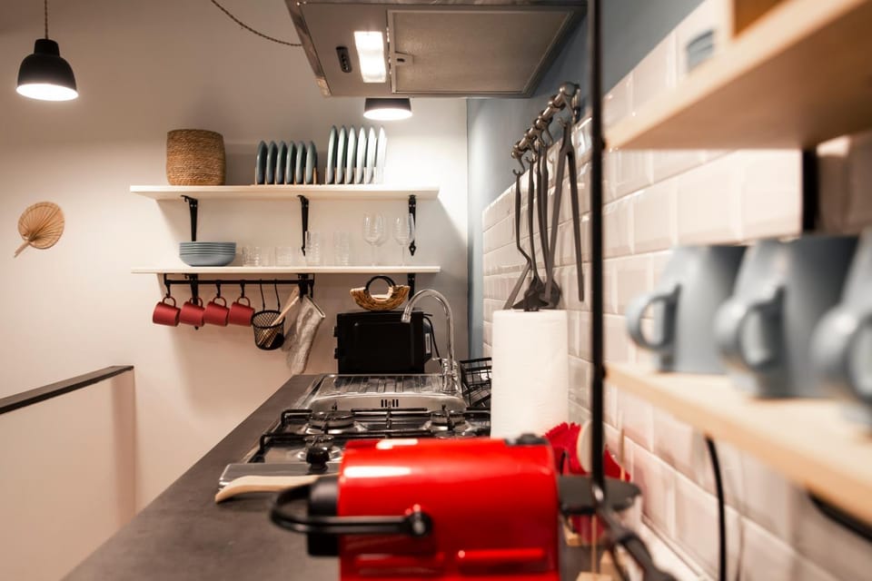 Coffee/tea facilities, Kitchen or kitchenette, stove, toaster
