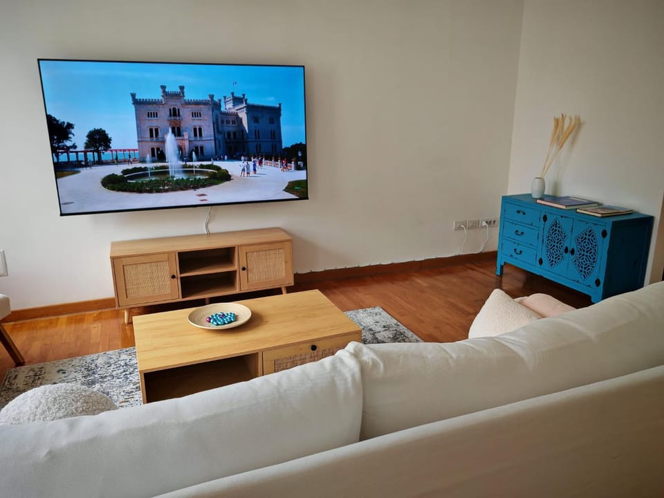 Bed, TV and multimedia, Living room, Photo of the whole room, Seating area, Evening entertainment