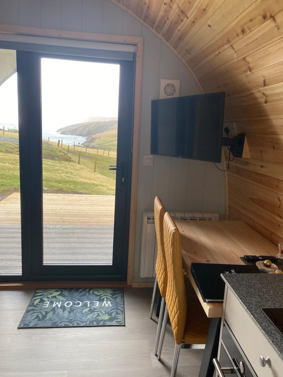 Natural landscape, TV and multimedia, Dining area