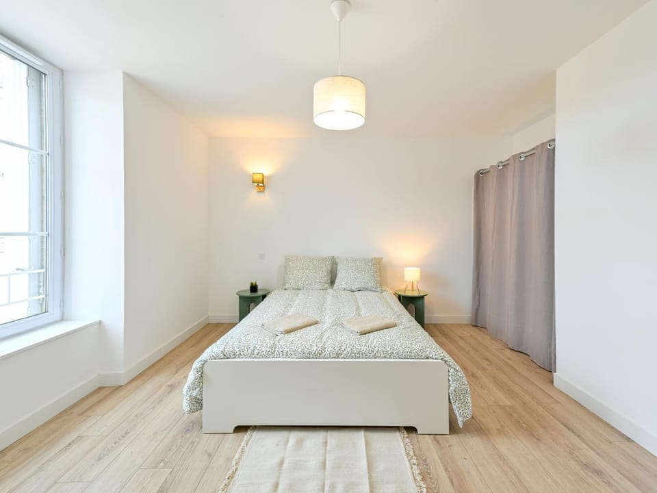 Bed, Photo of the whole room, Bedroom, cot, towels