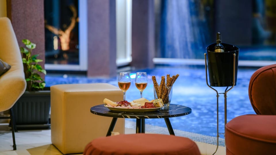 Hot Tub, Living room, Food and drinks, Drinks, Alcoholic drinks