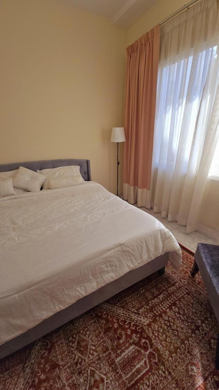 Bed, Bedroom, Street view, Family