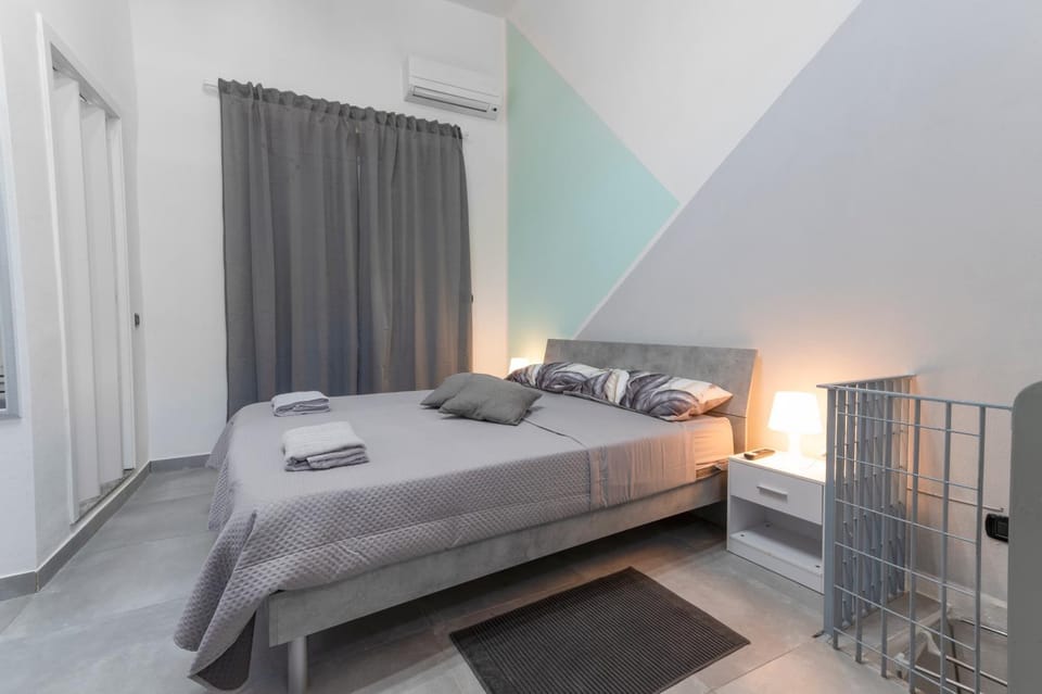 Bedroom, air conditioner