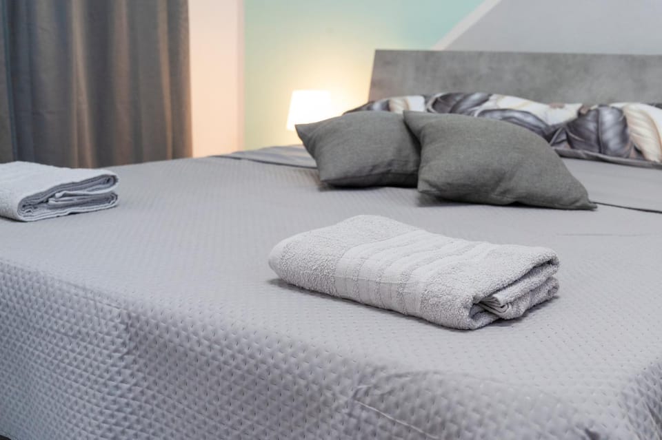 Bedroom, towels