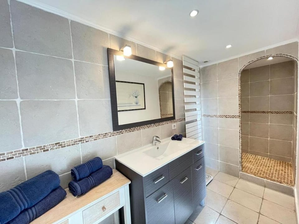 Shower, Bathroom, towels