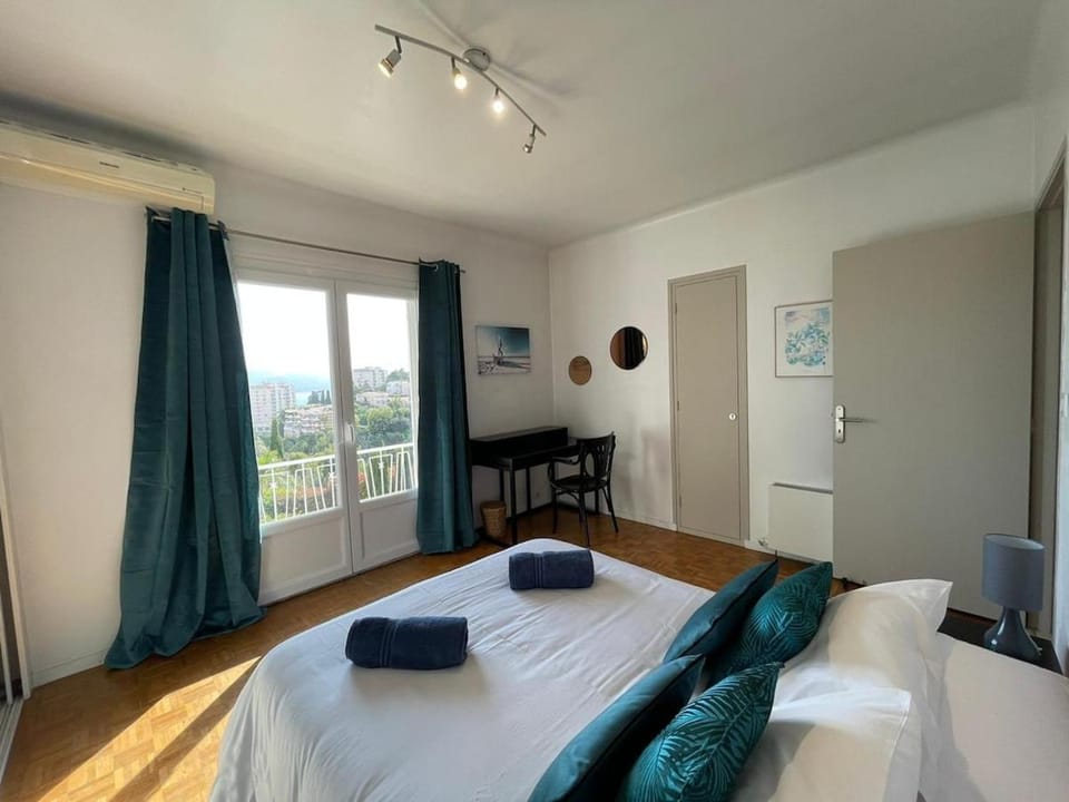 Bed, Photo of the whole room, Seating area, Bedroom, internet, towels, air conditioner