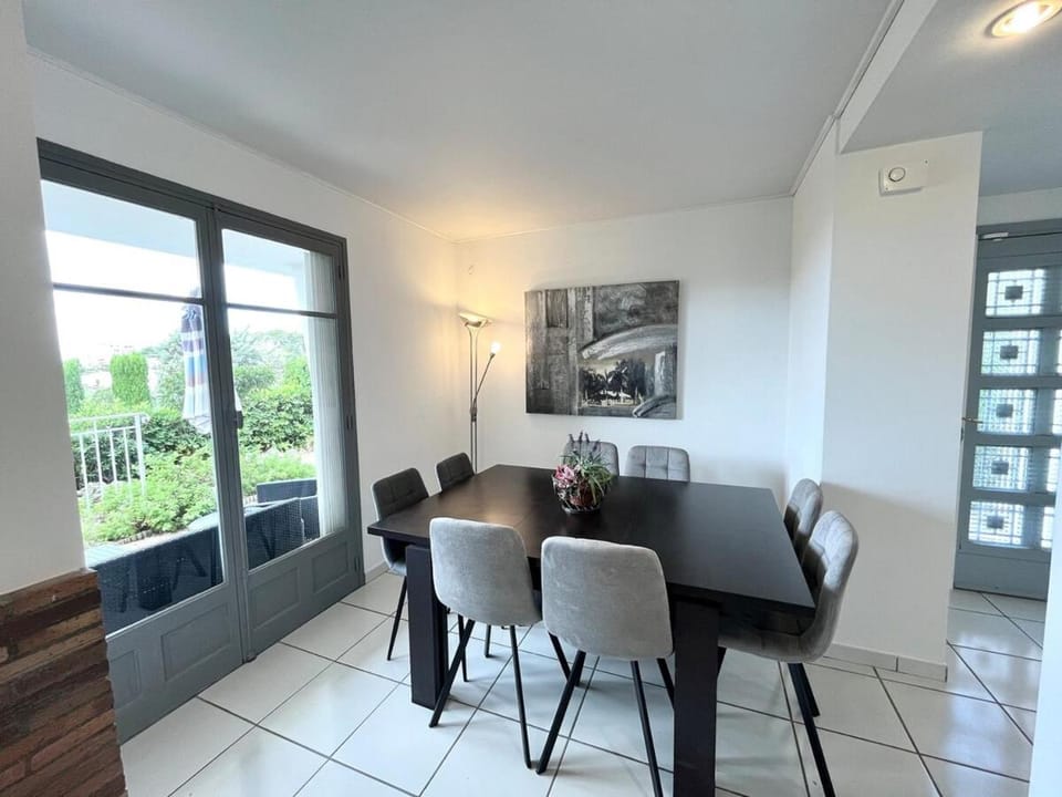 Living room, Dining area, air conditioner