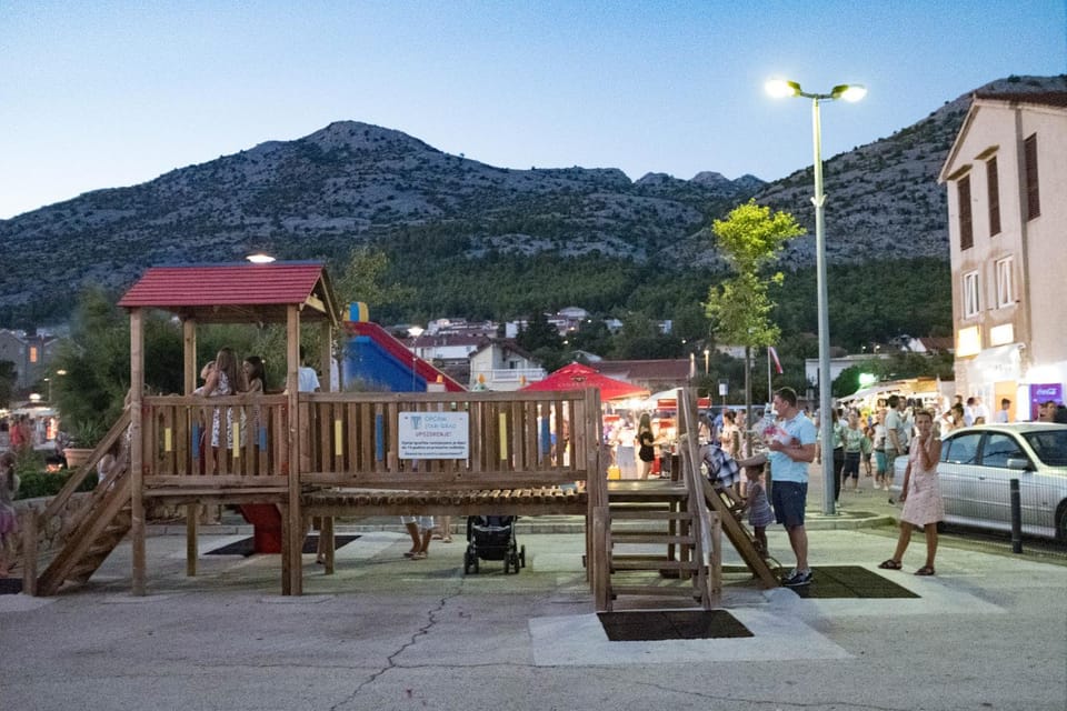 Off site, Neighbourhood, Natural landscape, Summer, Entertainment, Family