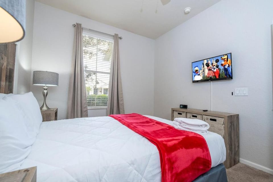 Cozy 4Bd Home Pool & Hot Tub at Trafalgar Resort House in Poinciana