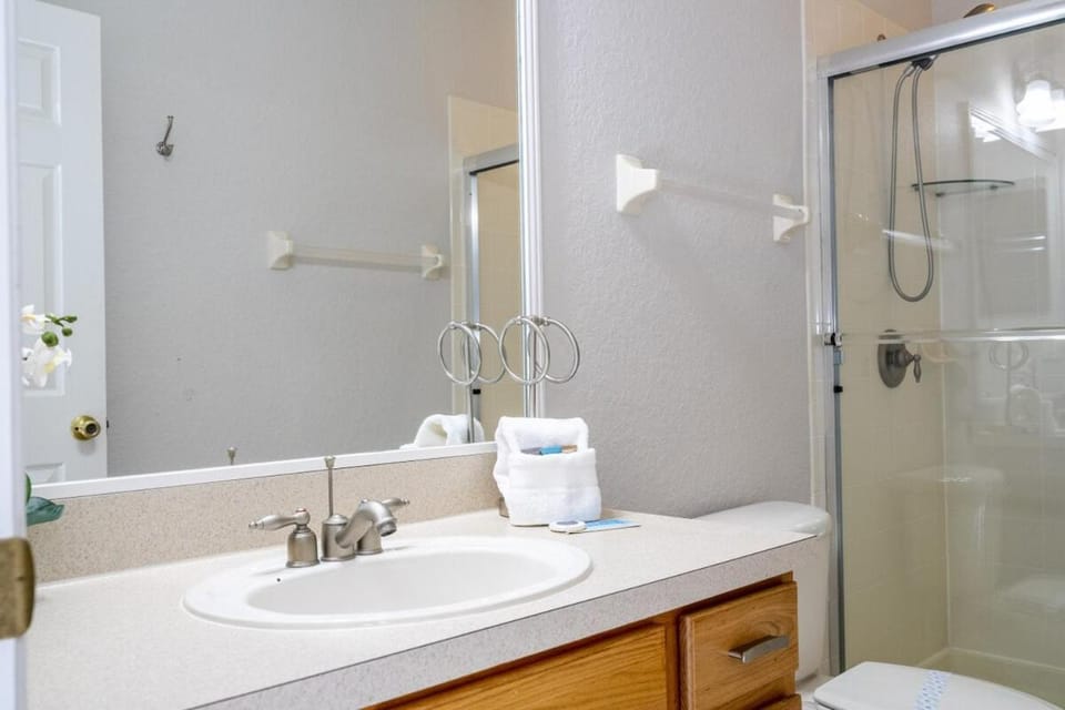 Cozy 4Bd Home Pool & Hot Tub at Trafalgar Resort House in Poinciana