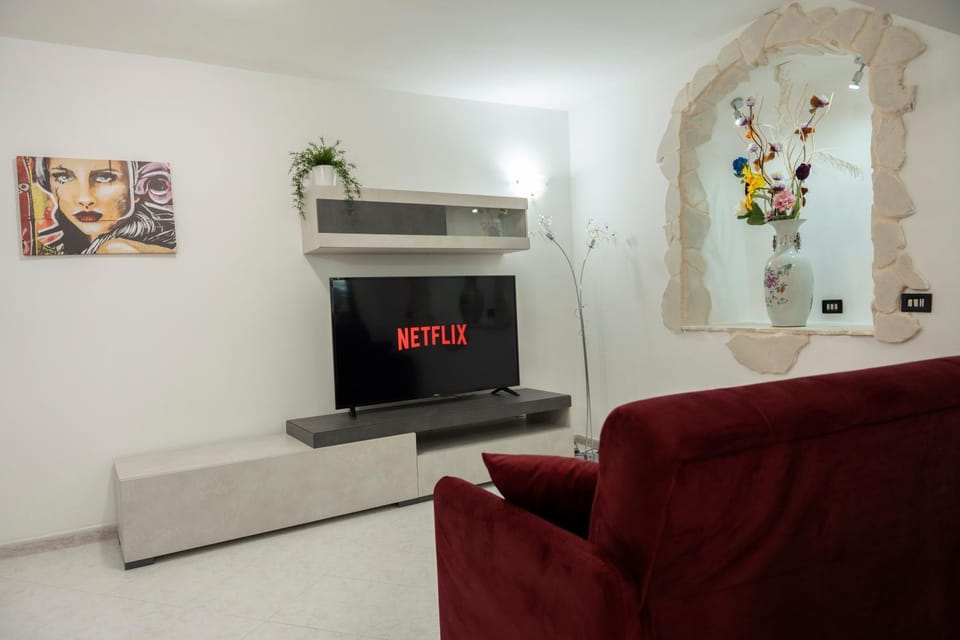 Communal lounge/ TV room, Bed, Day, TV and multimedia, Living room, Decorative detail, Seating area
