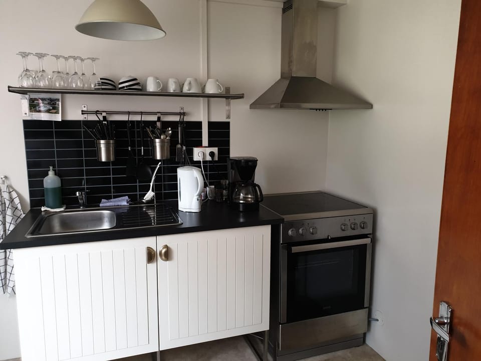 Communal kitchen, stove, Internal: Not applicable to any particular room