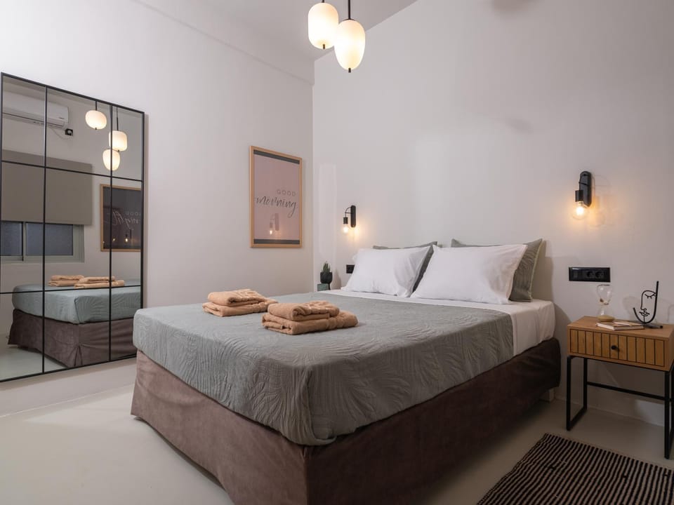 Bed, Photo of the whole room, Bedroom, towels