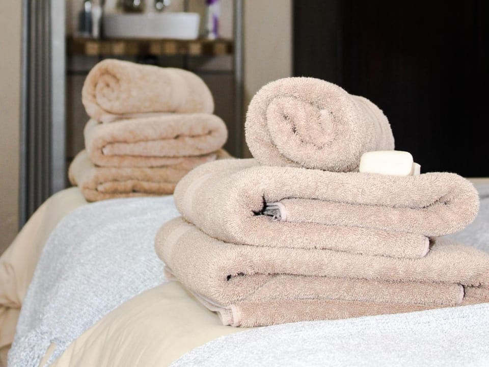 Bed, towels