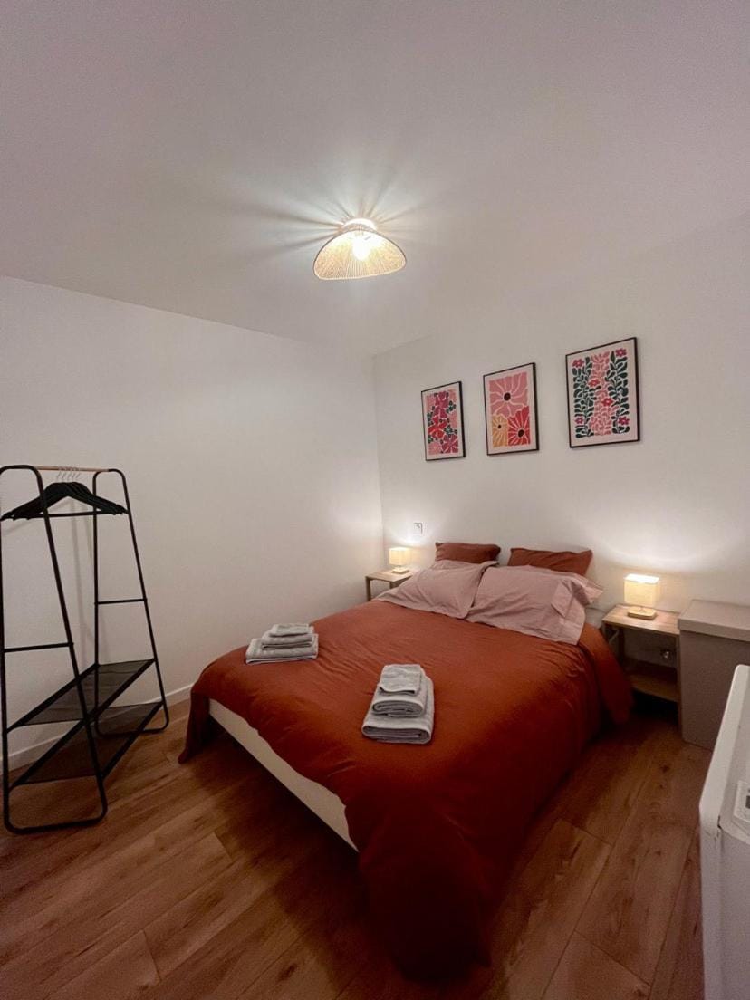 Bed, Photo of the whole room, towels