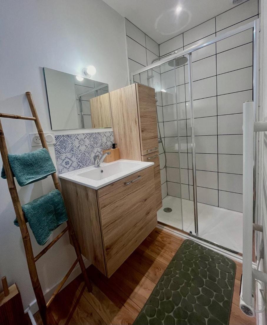 Shower, towels