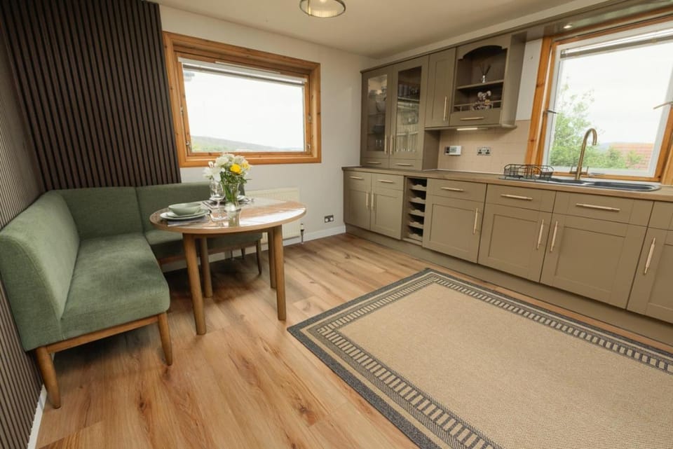 Kitchen or kitchenette, Seating area, Dining area