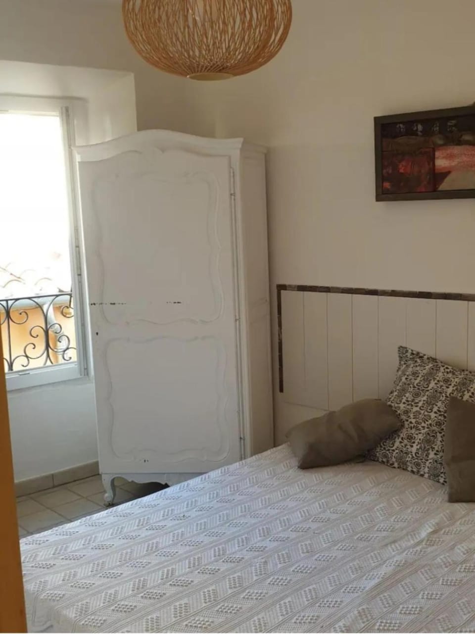 Photo of the whole room, Bedroom
