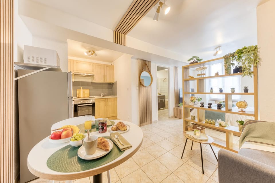 Évasion à deux, studio neuf et design à Tarbes, gare à 700 m, arrivée autonome Apartment in Occitanie