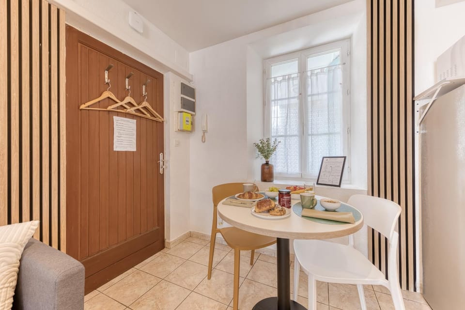 Évasion à deux, studio neuf et design à Tarbes, gare à 700 m, arrivée autonome Apartment in Occitanie